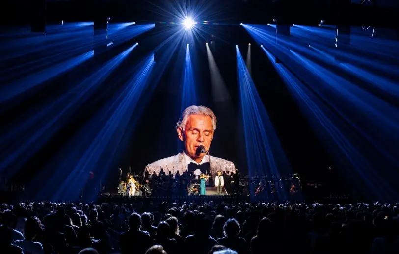 Andrea Bocelli donasi sepatu Palestina