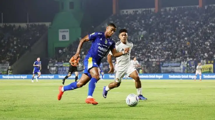 Laga Persib vs Persik Kediri